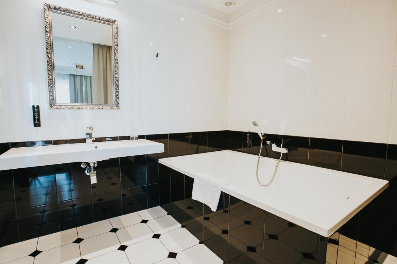 Hotel Toscania Wloszakowice Екстер'єр фото