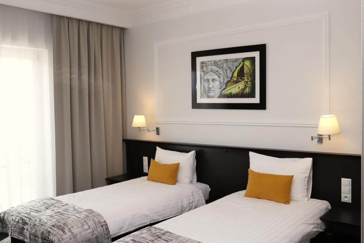 Hotel Toscania Wloszakowice Екстер'єр фото
