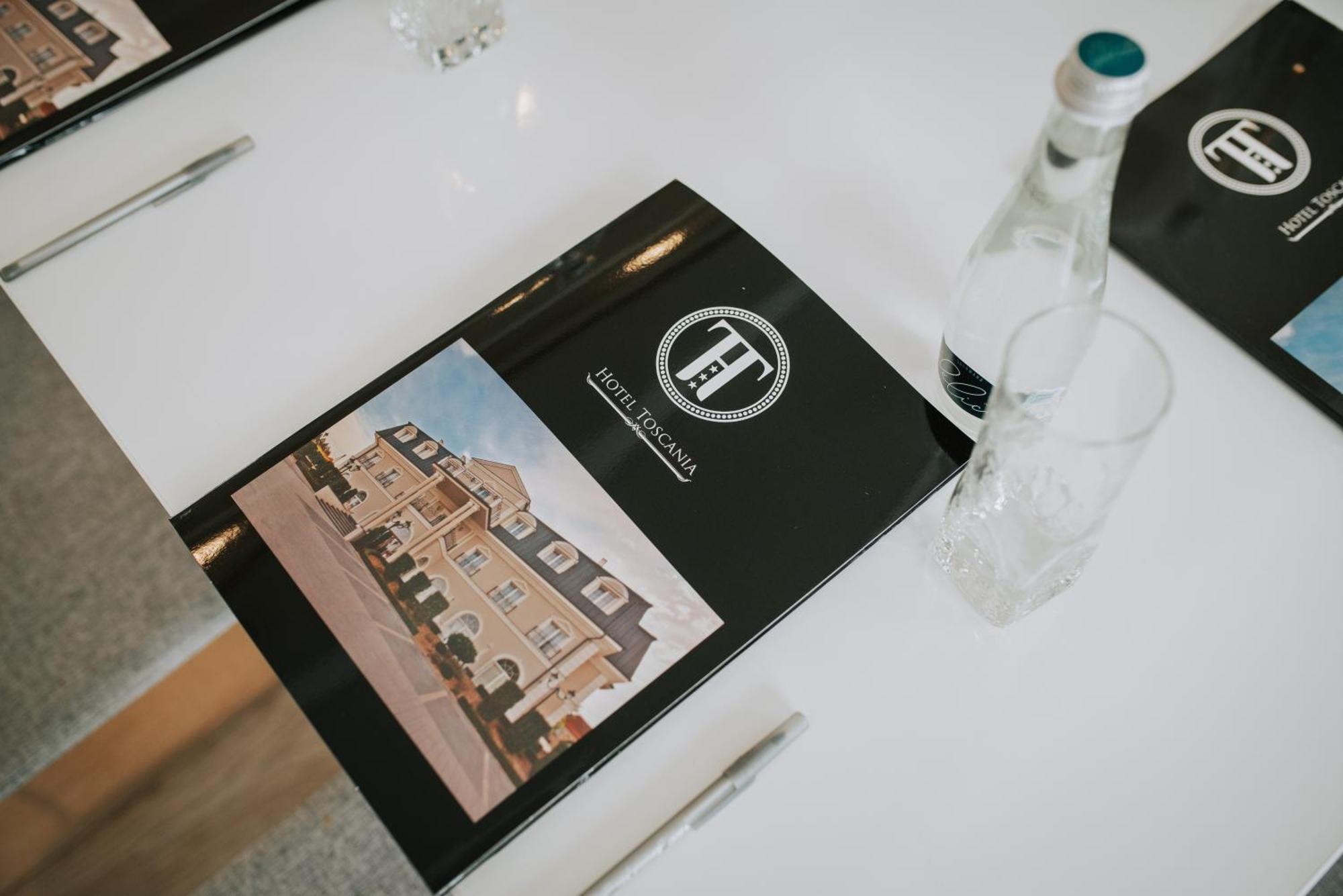Hotel Toscania Wloszakowice Екстер'єр фото